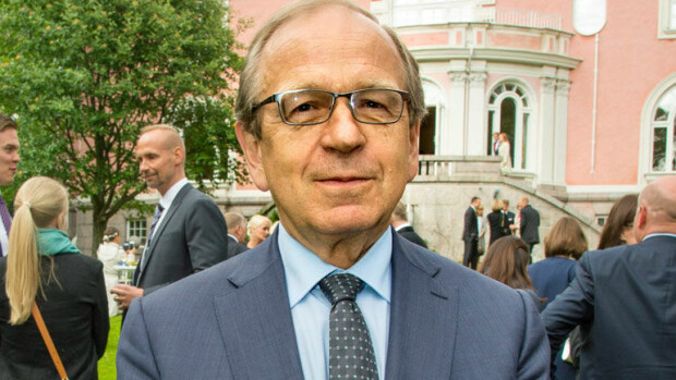 Konkaripoliitikko Erkki Liikanen tutkaili älylaitettaan lentokoneessa – kuva! Erkki Liikanen lensi Brysseliin.