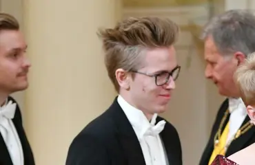 Ohhoh! Pelimiljonääreille suorassa lähetyksessä esitetty poikkeuksellinen kysymys kuumensi Linnan juhlia katsoneet suomalaiset: ”Muusikoilta varmaan kysytään huumeidenkäytöstä!"