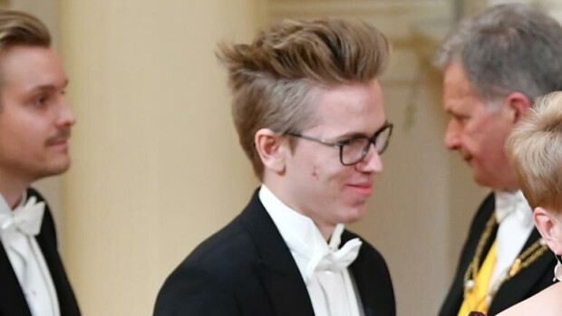 Ohhoh! Pelimiljonääreille suorassa lähetyksessä esitetty poikkeuksellinen kysymys kuumensi Linnan juhlia katsoneet suomalaiset: ”Muusikoilta varmaan kysytään huumeidenkäytöstä!' Esports-miljonääreille esitetty kysymys kuumensi somessa.