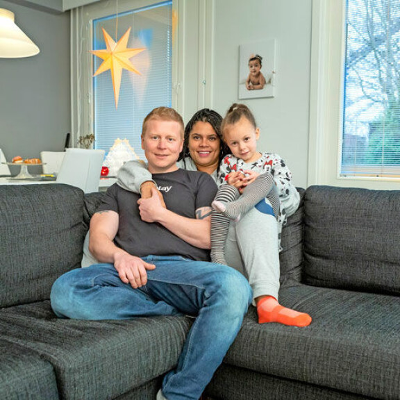 Mintun paino putosi 11 kiloa, kun hän odotti Rianna-tytärtä. – Olin tosi tarkka siitä, mitä söin. Lapsen syntymän jälkeen minulle kertyi ylipainoa epäterveellisen ruokavalion takia, Minttu myöntää. Mintun paino putosi 11 kiloa, kun hän odotti Rianna-tytärtä. – Olin tosi tarkka siitä, mitä söin. Lapsen syntymän jälkeen minulle kertyi ylipainoa epäterveellisen ruokavalion takia, Minttu myöntää.