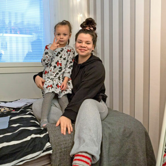 Mintun edellisessä suhteesa syntynyt Jasmin-tytär ei ole harkinnut edes Äkäslompololle muuttamista. – Olin siellä yhtenä kesänä kaksi viikkoa yhtä soittoa, ja jo sinä aikana tuli pakokauhu ja ahdistus, kun siellä asuu todella vähän ihmisiä. Koko kylän asukkaisiin on tutustunut yhdessä päivässä, Rianna-siskoa sylissään pitävä Jasmin naurahtaa. Mintun edellisessä suhteesa syntynyt Jasmin-tytär ei ole harkinnut edes Äkäslompololle muuttamista. – Olin siellä yhtenä kesänä kaksi viikkoa yhtä soittoa, ja jo sinä aikana tuli pakokauhu ja ahdistus, kun siellä asuu todella vähän ihmisiä. Koko kylän asukkaisiin on tutustunut yhdessä päivässä, Rianna-siskoa sylissään pitävä Jasmin naurahtaa.