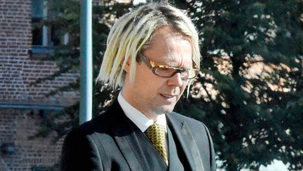 Raptorin Jufo herätti ihmetystä elokuvateatterissa – kuva! Jufo Peltomaa viihtyy kännykkä kädessä.