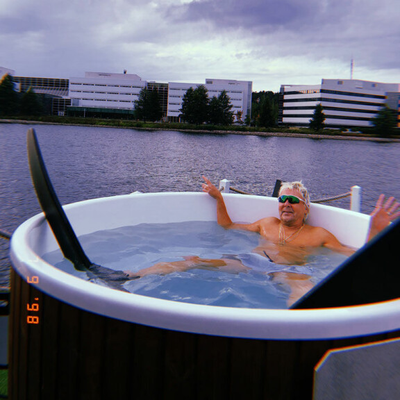 - Mattihan on ihan päälikkö! Aito, jalat maassa oleva hieno mies. Täysi hullu hyvällä tavalla ja pitää ollakkin jos 90kmh vauhdilla hyppää 200 metrin hyppyjä, Rap-duo summaa ex-mäkikotkasta. Matti Nykänen
