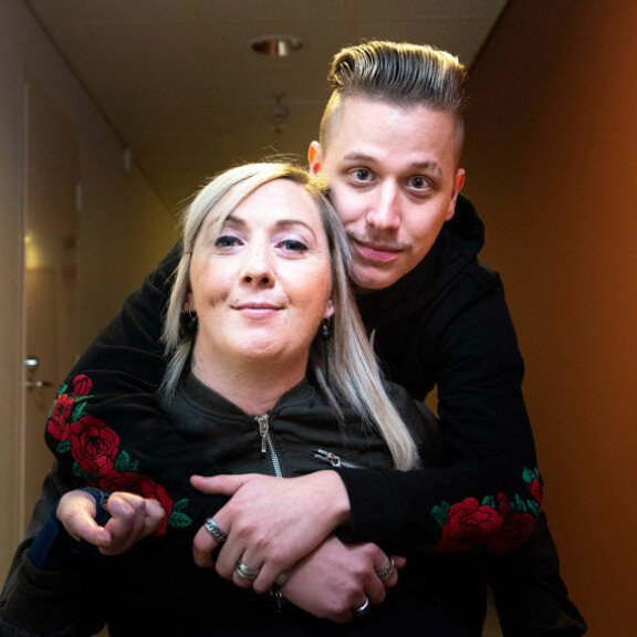 Johanna ja Jani ovat kihloissa. Johanna ja Jani ovat kihloissa.