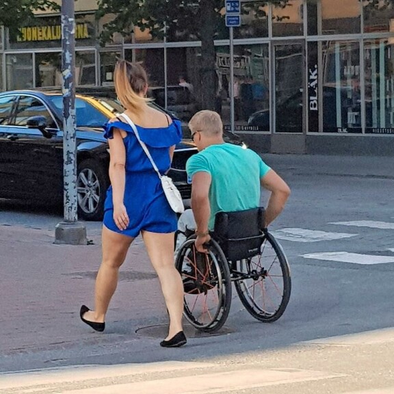 Paralympiavoittaja Leo-Pekka Tähti saapui Linnan juhliin yksin! Leo-Pekka Tähti Porissa.