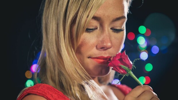 Nyt kaikki sinkkumiehet hereillä! Suomen tavoitelluin kaunotar etsii kuumeisesti seuraa – muodokas Jenny, 35, harvinaisen avoimena: ”Asennan Tinderin välittömästi” Jenny Helenius.