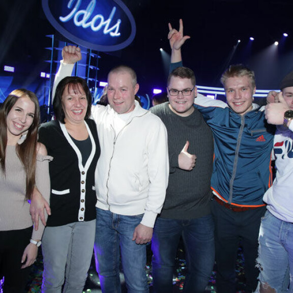 Gitta Halonen, Pia Blomberg, Harry Blomberg, Vili Munck, Andreas Blomberg ja Johan Blomberg iloitsivat Patrikin Idols-voitosta. Patrik Blombergin perhe