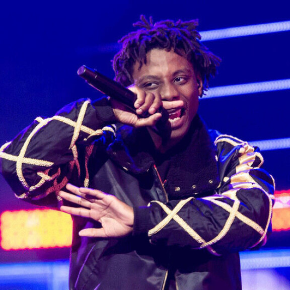 Leo sylki naurettavan nopealla tahdilla riimiä mikrofoniin Idolsin finaalilähetyksessä. Leo sylki naurettavan nopealla tahdilla riimiä mikrofoniin Idolsin finaalilähetyksessä.