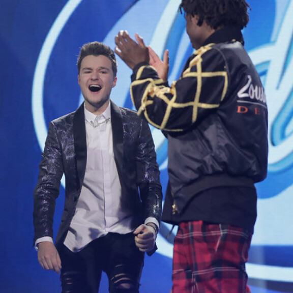 Patrik Blomberg (vas.) voitti Idolsin. Toiseksi sijoittunut Leo Pakarinen taputti kilpakumppanilleen. Patrik Blomberg