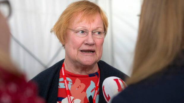 Presidentti kiinnostui puuhelmistä! Tarja Halonen yllätti markkinoilla – kuva! Tarja Halonen kiinnostoi puuhelmistä.