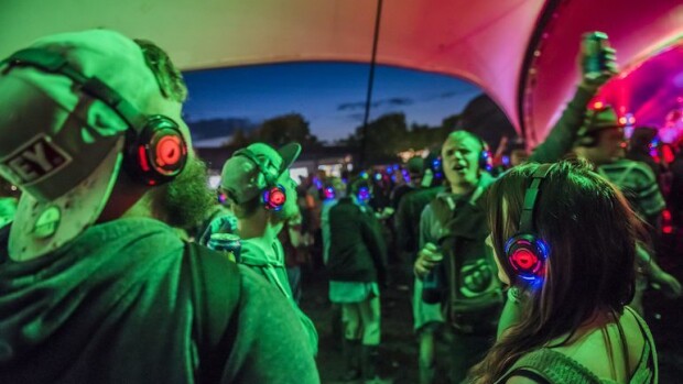 Äänetön disko liian äänekäs Edinburghin kaupunginvaltuustolle - formaatti rantautumassa myös Suomeen! Äänetön disco ei olekaan äänetön.