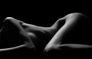 Suomalaisjulkkiksia alasti kuvannut, oikeutta pakoileva valokuvaaja teki härskin tempun: julkaisi nakukuvat jälleen netissä ja järjestää kuvista taidenäyttelyn!