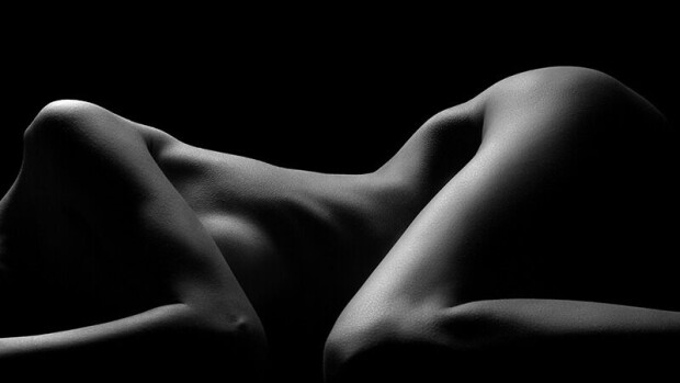 Suomalaisjulkkiksia alasti kuvannut, oikeutta pakoileva valokuvaaja teki härskin tempun: julkaisi nakukuvat jälleen netissä ja järjestää kuvista taidenäyttelyn! nakukuva