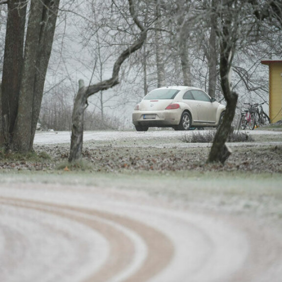 Satu kurvailee trendikkäällä Volkswagen Beetle -autolla. Satu kurvailee trendikkäällä Volkswagen Beetle -autolla.