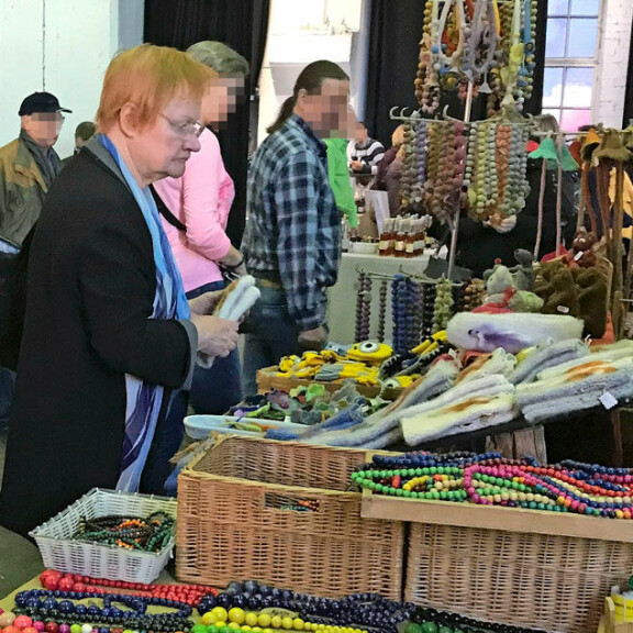 Presidentti kiinnostui puuhelmistä! Tarja Halonen yllätti markkinoilla – kuva! Tarja Halonen markkinoilla.