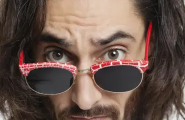 Outo fetissi: Mies pakotti naiset käyttämään aurinkolaseja ja masturboi heidän edessään!