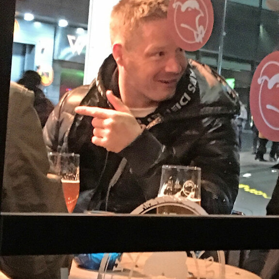 Räppäri Aste nautti olutta miesseurassa pilkkuun asti – kuva! Aste Lahdessa oluella.