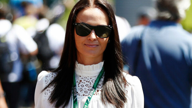 Minttu Räikkönen vei Rianna-tyttärensä F1-varikolle: paidan suloinen viesti ei jäänyt epäselväksi – kuva! Minttu Räikkönen