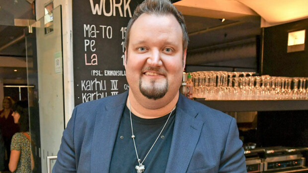 Eronnut Sami Hedberg viihtyy yksin hulppeassa ökyasunnossaan: En edes mieti Tinderin lataamista! Sami Hedberg nauttii sinkkuelämästä.