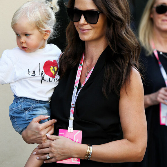 Minttu Räikkönen vei Rianna-tyttärensä F1-varikolle: paidan suloinen viesti ei jäänyt epäselväksi – kuva! Minttu ja Rianna Räikkönen
