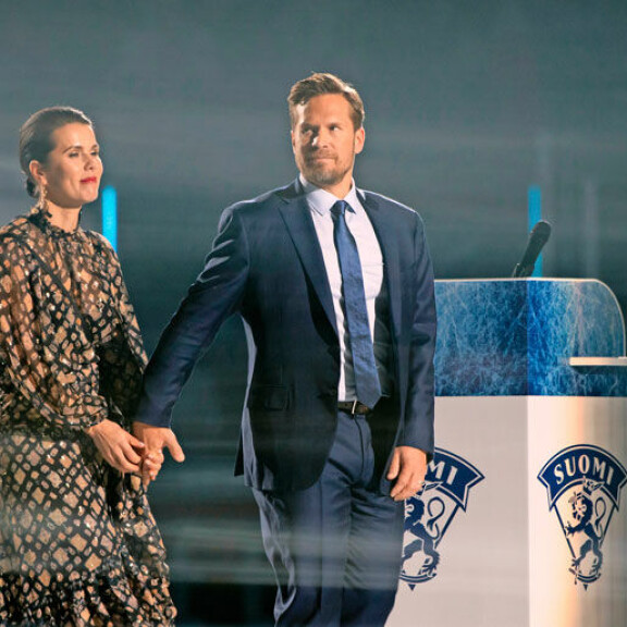 Ikoninen numero 44. Leijona-legenda Kimmo Timosen maajoukkuepaita vedettiin toissa viikonloppuna Hartwall-areenan kattoon. Rinnalla vaimo Johanna. Ikoninen numero 44. Leijona-legenda Kimmo Timosen maajoukkuepaita vedettiin toissa viikonloppuna Hartwall-areenan kattoon.
