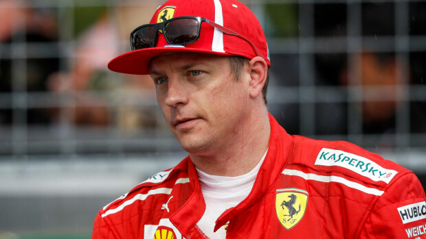 Kimi Räikkönen julkaisi suloisen perhekuvan: Minttu-vaimo ja lapset kannustavat Jäämiestä persoonallisilla paidoilla - kuva! Kimi Räikkönen