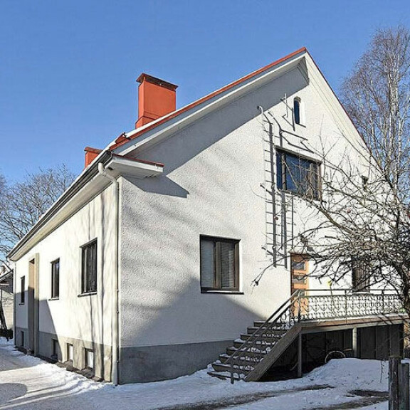 Asunnon sisäänkäynnin yhteydessä on pieni terassi. Asunnon sisäänkäynnin yhteydessä on pieni terassi.
