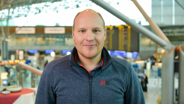 Hups! Kalle Palanderin juhlatunnelma sammui nopeasti – nukahti baaritiskille! Kalle Palander nukahti baarissa.