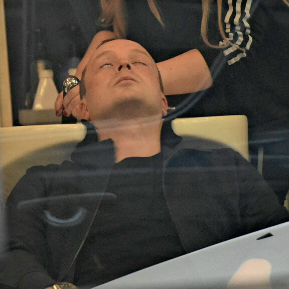 Pikku G:n eli Henri Vähäkainun silmät muljahtelivat mielihyvästä kampaamon pesupaikalla. Pikku G:n eli Henri Vähäkainun silmät muljahtelivat mielihyvästä kampaamon pesupaikalla.