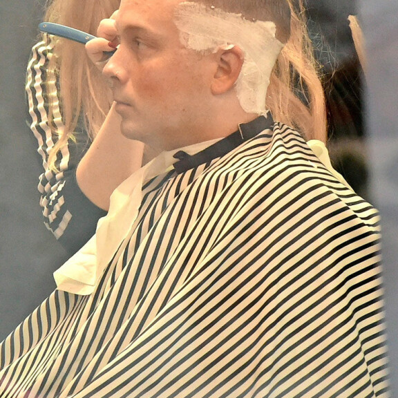 Räppärin sivut leikattiin lyhyiksi partavaahdon ja veitsen avulla. Räppärin sivut leikattiin lyhyiksi partavaahdon ja veitsen avulla.