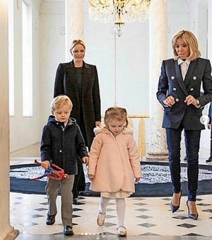 Prinsessa Charlene, prinssi Jacques, prinsessa Gabriella ja Brigitte Macron