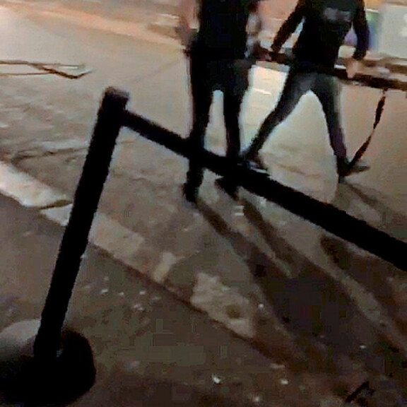 Martina Aitolehden Stefan-rakas riehui ja riiteli Helsingin yössä – kuva ja video! Stefan Therman riehui liikennemerkin kanssa.