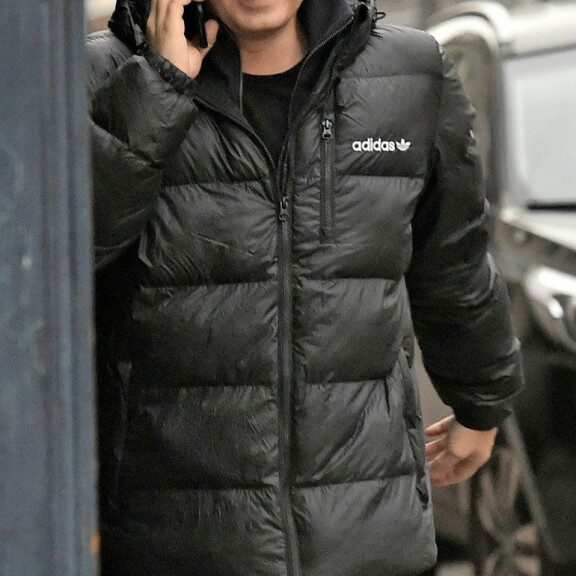 Henkka lähti parturista maireasti hymyillen, mutta länttäsi lippiksen takaisin päähänsä. Henkka lähti parturista maireasti hymyillen, mutta länttäsi lippiksen takaisin päähänsä.