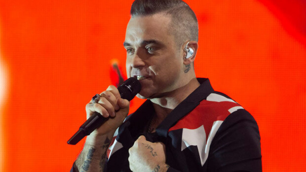 Nyt pullottaa! Robbie Williams kekkaloi tiikerialkkareissa konserttilavalla - katso punastuttavat kuvat! Robbie Williams