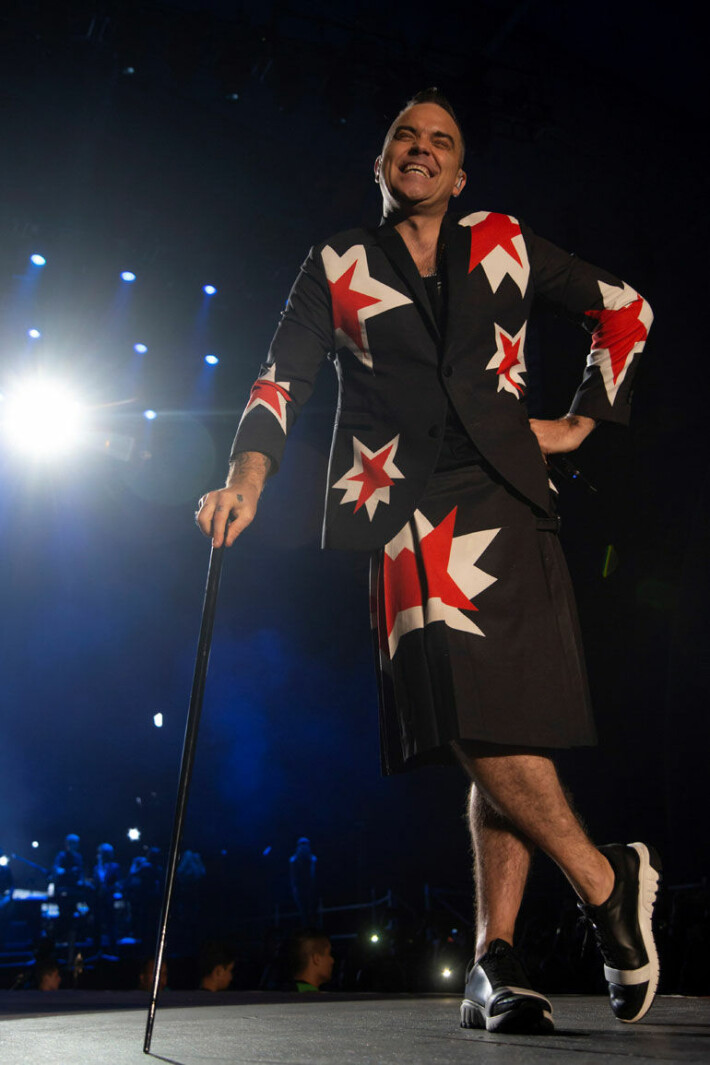 Nyt pullottaa! Robbie Williams kekkaloi tiikerialkkareissa konserttilavalla - katso punastuttavat kuvat! rOBBIE