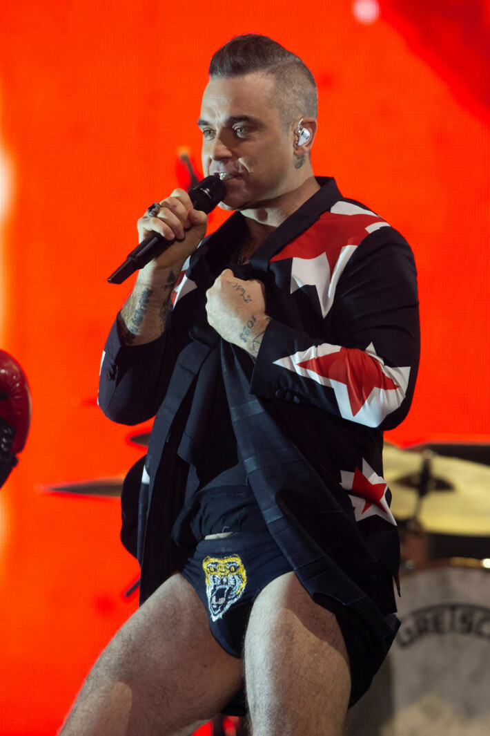 Nyt pullottaa! Robbie Williams kekkaloi tiikerialkkareissa konserttilavalla - katso punastuttavat kuvat! Robbie