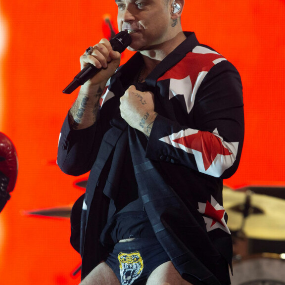 Nyt pullottaa! Robbie Williams kekkaloi tiikerialkkareissa konserttilavalla - katso punastuttavat kuvat! Robbie