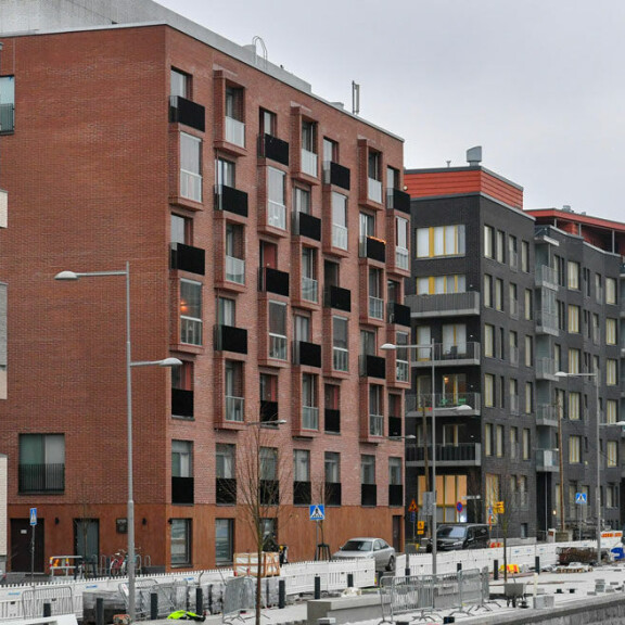 Alman ja hänen rakkaansa Helsinginkodista aukeaa näköala merelle. Mustikkamaan ja Korkeasaaren lenkkipolut ovat vain kivenheiton päässä. Alman ja hänen rakkaansa Helsinginkodista aukeaa näköala merelle. Mustikkamaan ja Korkeasaaren lenkkipolut ovat vain kivenheiton päässä.