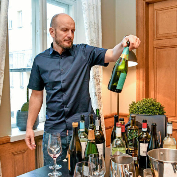 Hans Välimäki tarkastaa ravintola Penélopen viinitarjontaa. Illallisten lisäksi ruokapaikassa katetaan trendikkäästi myös aamiaista ja brunsseja. Hans Välimäki tarkastaa ravintola Penélopen viinitarjontaa. Illallisten lisäksi ruokapaikassa katetaan trendikkäästi myös aamiaista ja brunsseja.