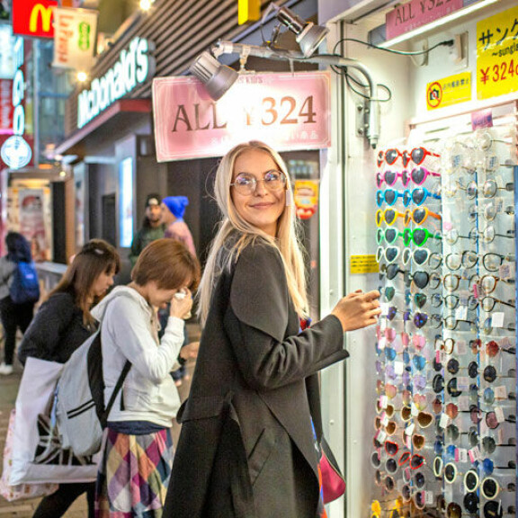Rakastavaiset vierailivat Japanin muodin ja kulttuurin mekassa Harajukussa. – En valitettavasti päässyt kokeilemaan kimonoa, koska liike oli mennyt kiinni. Rakastavaiset vierailivat Japanin muodin ja kulttuurin mekassa Harajukussa. – En valitettavasti päässyt kokeilemaan kimonoa, koska liike oli mennyt kiinni.