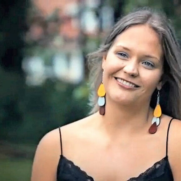 Anna esiintyi viime vuonna Suomi- LOVE-ohjelmassa, jossa hän järjesti yllätyksen sielunkumppaniksi kutsumalleen 85-vuotiaalle mummolle. Anna esiintyi viime vuonna Suomi- LOVE-ohjelmassa, jossa hän järjesti yllätyksen sielunkumppaniksi kutsumalleen 85-vuotiaalle mummolle.