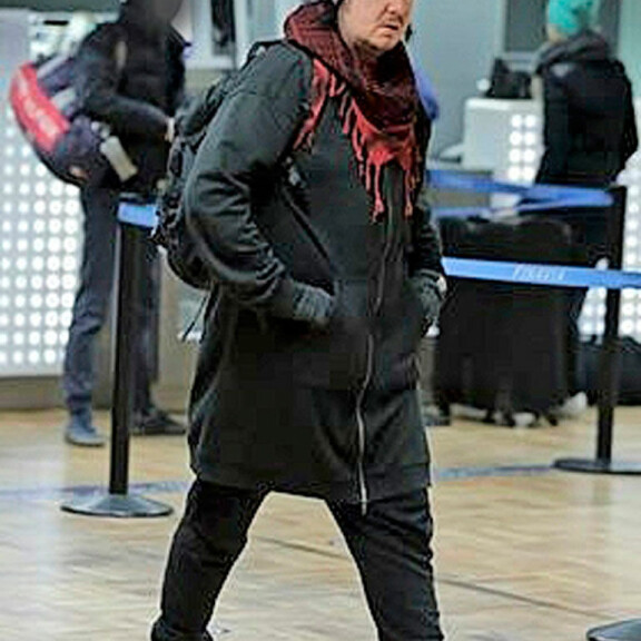 Piporiippuvainen laulaja Aki Tykki herätti huomiota lentokentällä: kaulahuivin väri ihastutti – kuva! Aki Tykki lentokentällä.