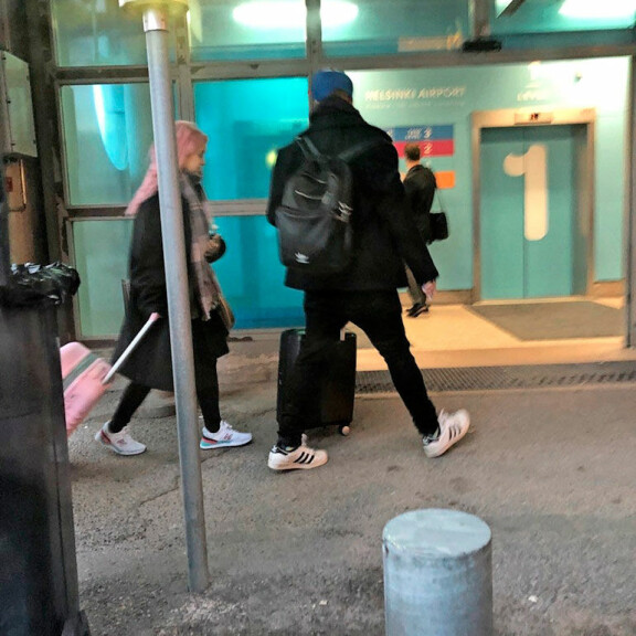 Vain elämää -tähti Ellinoora käänsi katseita rakkaansa kanssa lentokentällä: laukku ja hiukset sävy sävyyn – kuva! Ellinoora lentokentällä.