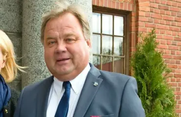 Turnausväsymys iski! Valmentajalegenda Hannu Jortikka leputti silmiään jäähallissa – kuva! 