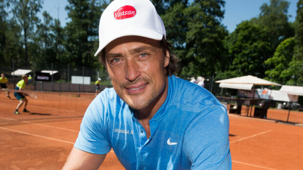 Teemu Selänne rillutteli Helsingin yössä! Lauloi karaokea ja kuiskutteli nuoren blondin kanssa – kuvat ja video! Teemu selänne lauloi karaokea.