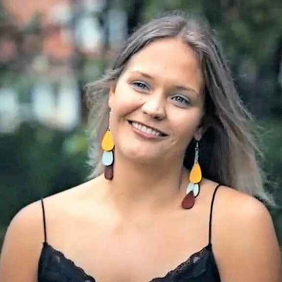 Anna esiintyi viime vuonna SuomiLOVE-ohjelmassa, jossa hän järjesti yllätyksen sielunkumppaniksi kutsumalleen 85-vuotiaalle mummolle. Anna esiintyi viime vuonna SuomiLOVE-ohjelmassa, jossa hän järjesti yllätyksen sielunkumppaniksi kutsumalleen 85-vuotiaalle mummolle.