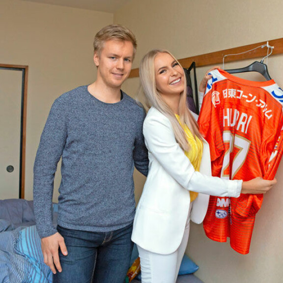 Alina hyväksyy Joonaksen uran tuomat haasteet, ja Joonas haluaa kehittyä kiekkoilijana. – Jokainen haaveilee NHLurasta, mutta sen eteen on tehtävä paljon töitä! Tällä hetkellä minulla ei ole varausta sinne, tarvitaan kovempia näyttöjä, Joonas sanoo. Alina hyväksyy Joonaksen uran tuomat haasteet, ja Joonas haluaa kehittyä kiekkoilijana. – Jokainen haaveilee NHLurasta, mutta sen eteen on tehtävä paljon töitä! Tällä hetkellä minulla ei ole varausta sinne, tarvitaan kovempia näyttöjä, Joonas sanoo.