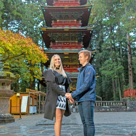 Nyt rakastavaiset tapasivat Japanissa, mutta viime vuonna he asuivat puoli vuotta Kiinassa. – Pitkikillä pelikiertueilla pelkäsin Alinan kyllästyvän yksin, Joonas kertoo. Nyt rakastavaiset tapasivat Japanissa, mutta viime vuonna he asuivat puoli vuotta Kiinassa. – Pitkikillä pelikiertueilla pelkäsin Alinan kyllästyvän yksin, Joonas kertoo.