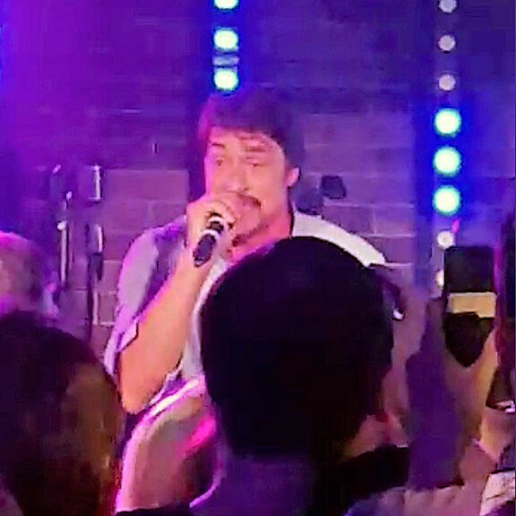Teemu Selänne rillutteli Helsingin yössä! Lauloi karaokea ja kuiskutteli nuoren blondin kanssa – kuvat ja video! Teemu Selänne karaokessa.