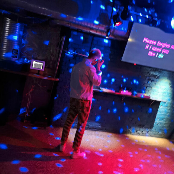 Benjamin Peltonen tulkitsi heviä karaokessa: Jekku Berglund ja Alma mukana menossa – kuva! Benjamin Peltonen karaokessa.